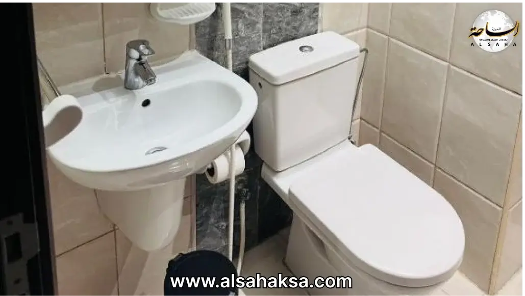 دورات المياه في غرف فندق الزائر المتميز مكه